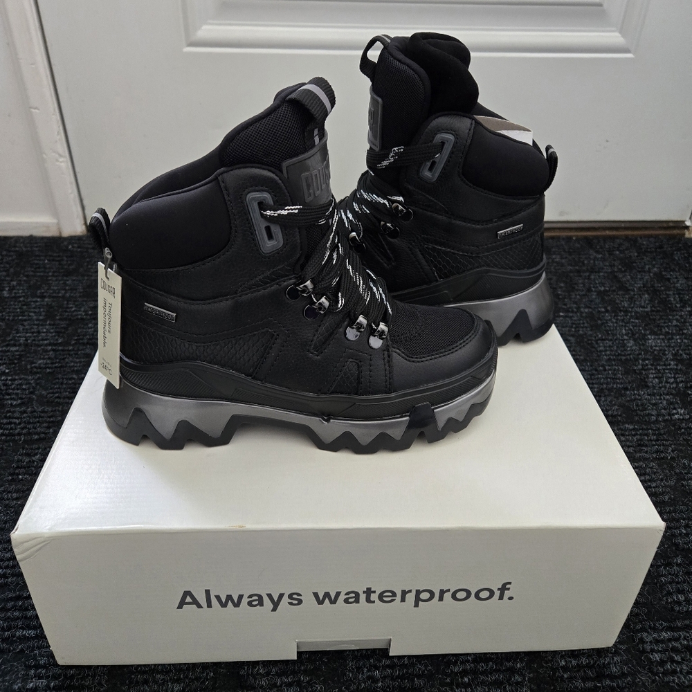 Brand new in box Courger women winter boots!!